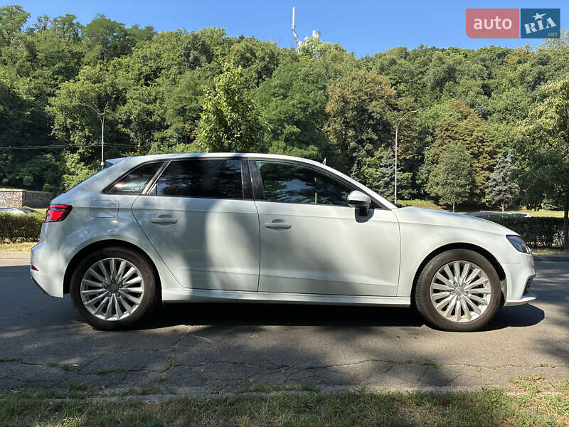 Хэтчбек Audi A3 2016 в Киеве