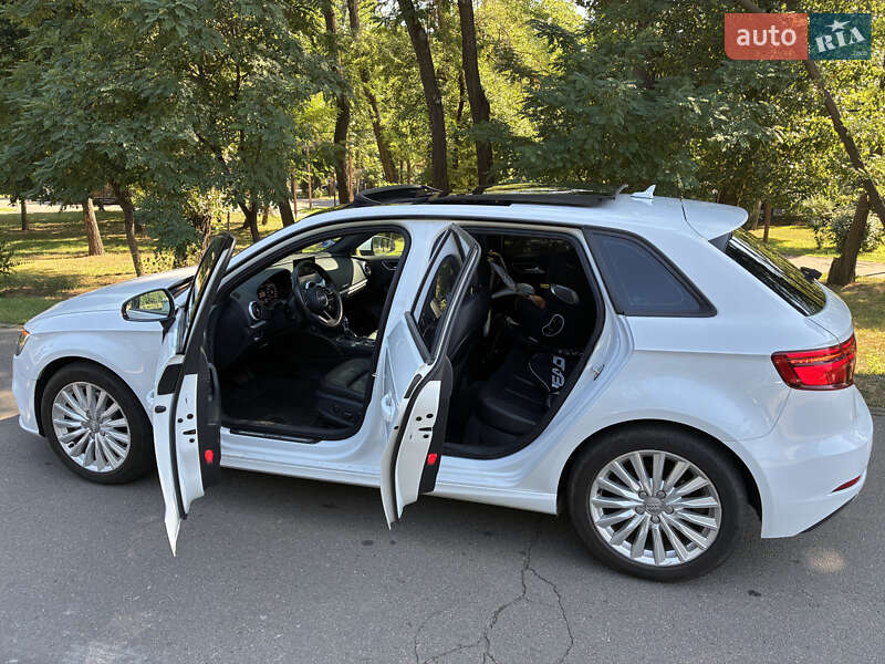 Хэтчбек Audi A3 2016 в Киеве