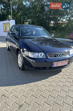 Хэтчбек Audi A3 2001 в 
