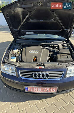 Хэтчбек Audi A3 2001 в 