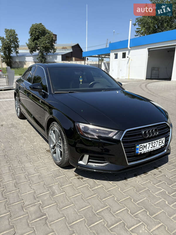 Седан Audi A3 2018 в Ромнах