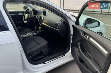 Хэтчбек Audi A3 2013 в 