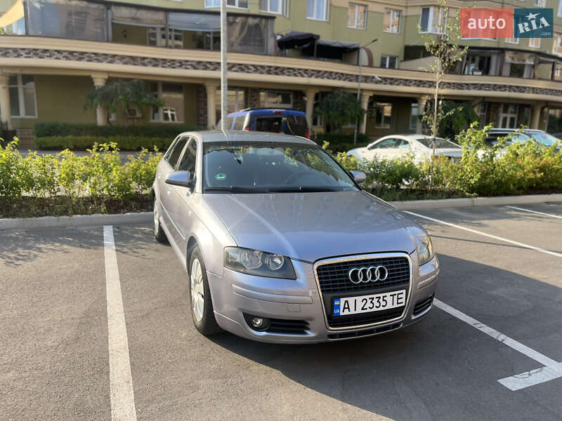 Хэтчбек Audi A3 2004 в 