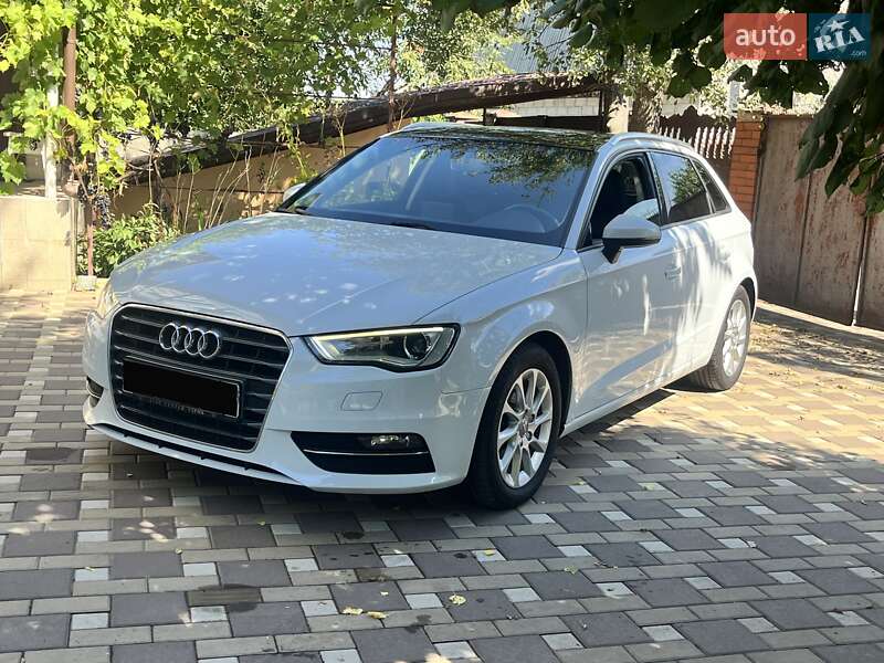 Хэтчбек Audi A3 2016 в 
