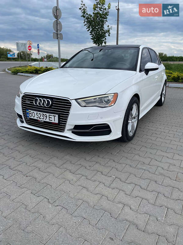 Хэтчбек Audi A3 2016 в 