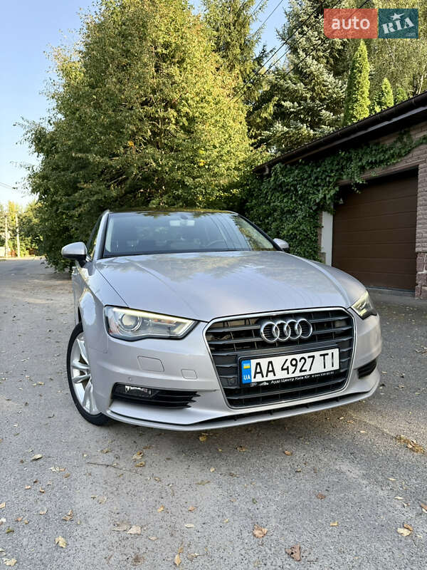 Седан Audi A3 2015 в Киеве