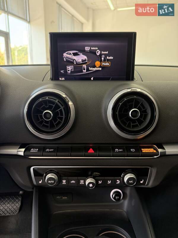 Седан Audi A3 2019 в Черновцах