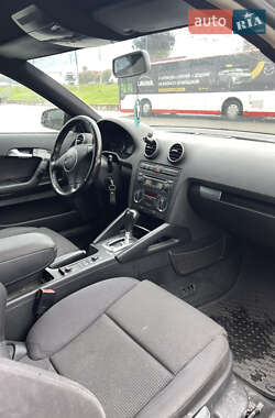 Хэтчбек Audi A3 2004 в 