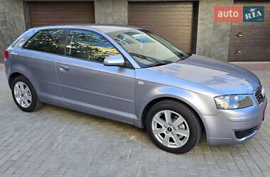 Хэтчбек Audi A3 2004 в 