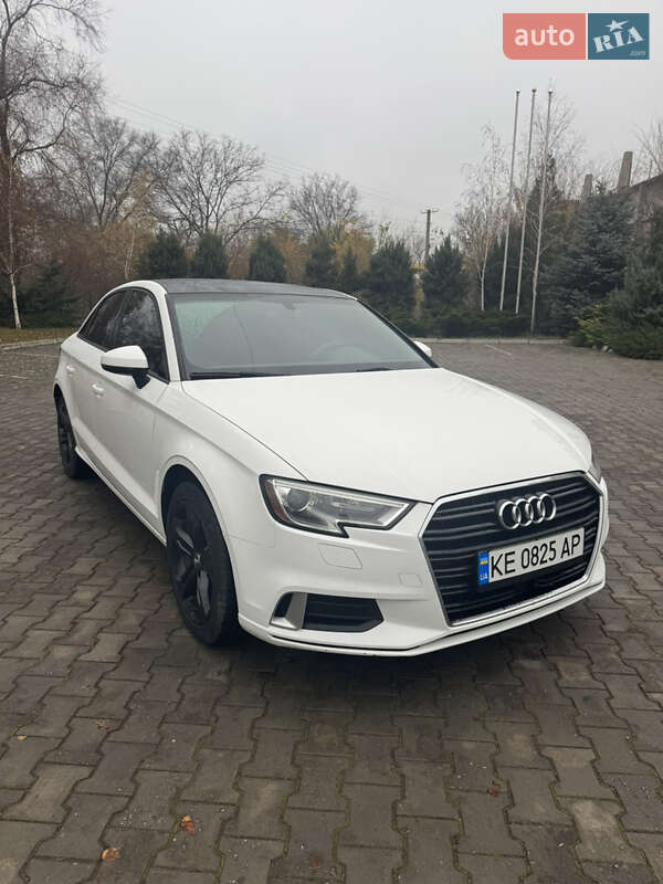 Седан Audi A3 2018 в Дніпрі