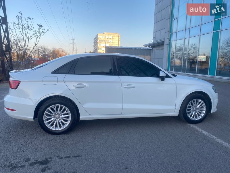 Седан Audi A3 2016 в Дніпрі