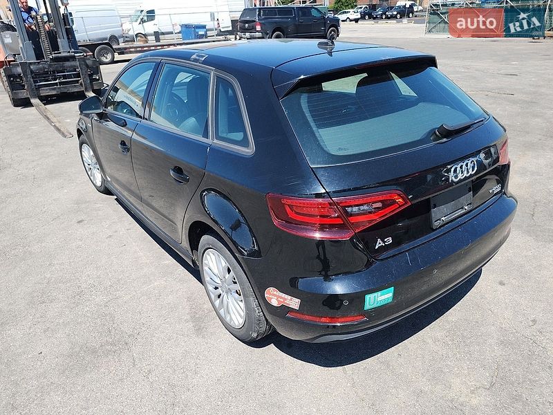 Хетчбек Audi A3 2016 в Бурштині