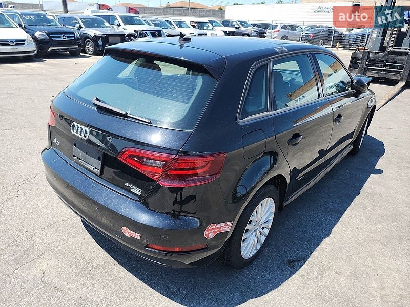 Хетчбек Audi A3 2016 в Бурштині