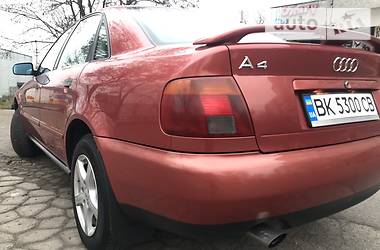 Седан Audi A4 1995 в Дубно