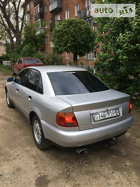 Седан Audi A4 1995 в Чернівцях