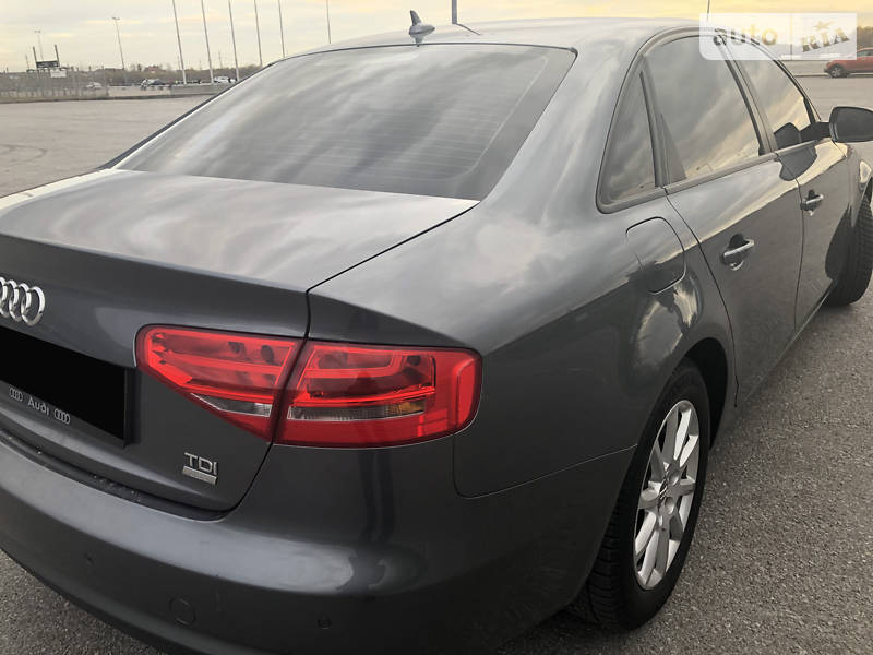 Седан Audi A4 2014 в Львове