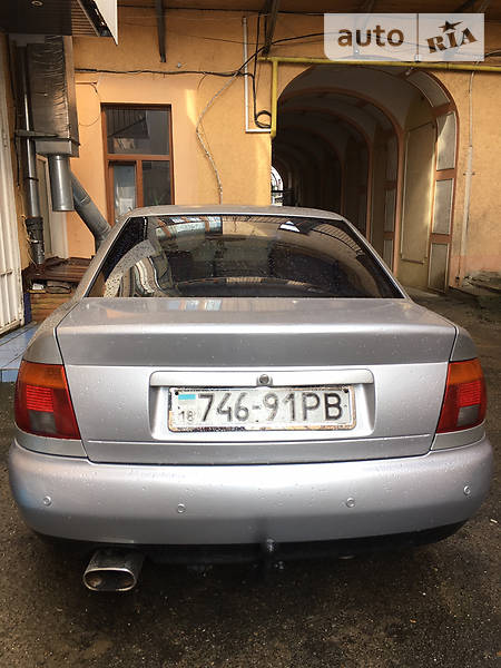 Седан Audi A4 1995 в Чернівцях