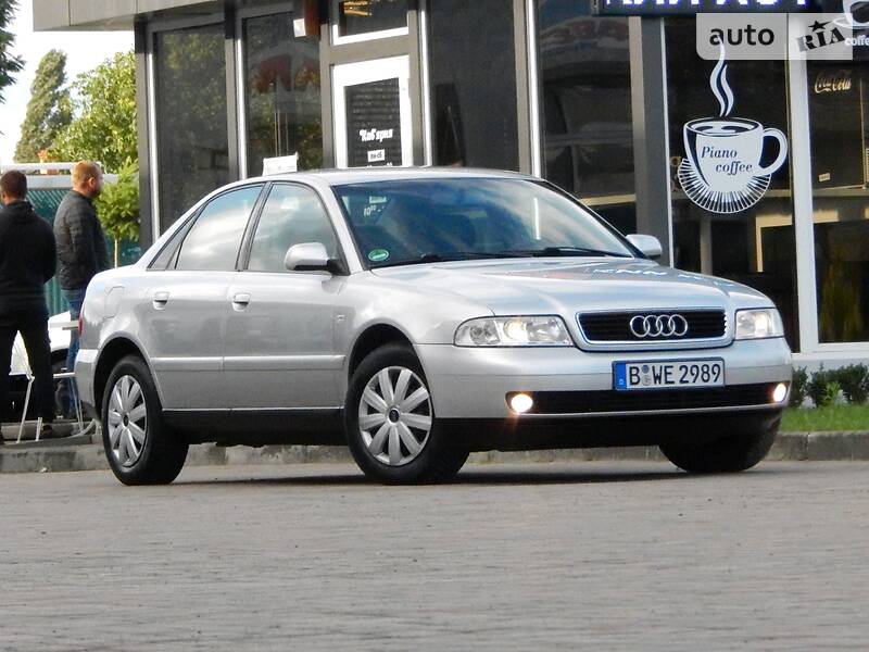 Седан Audi A4 2000 в Сарнах