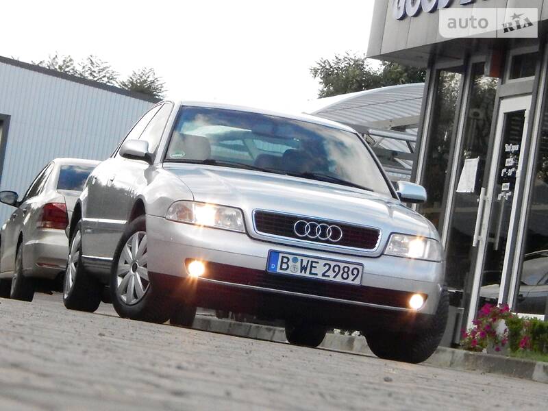Седан Audi A4 2000 в Сарнах