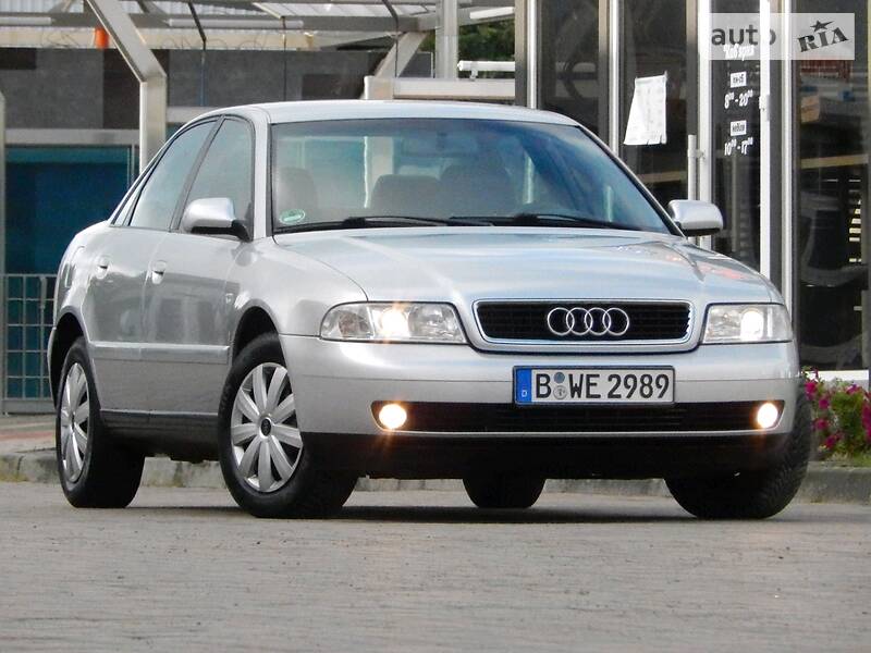 Седан Audi A4 2000 в Сарнах