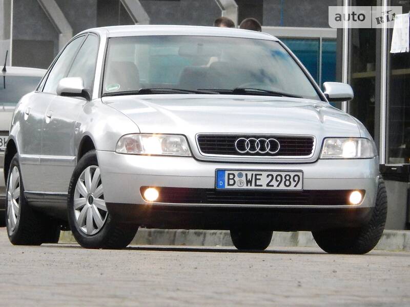 Седан Audi A4 2000 в Сарнах