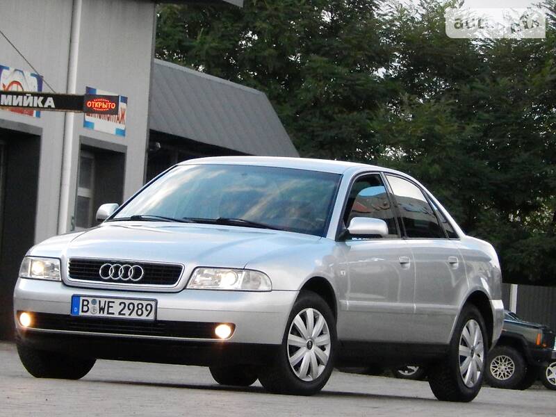 Седан Audi A4 2000 в Сарнах