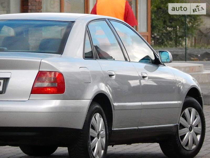Седан Audi A4 2000 в Сарнах