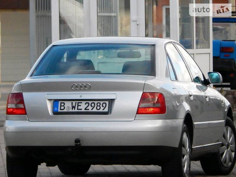 Седан Audi A4 2000 в Сарнах
