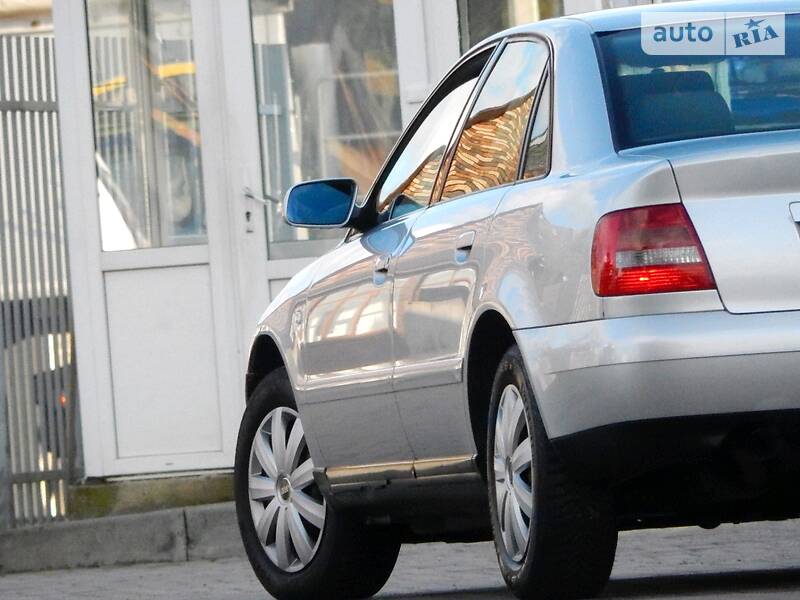 Седан Audi A4 2000 в Сарнах