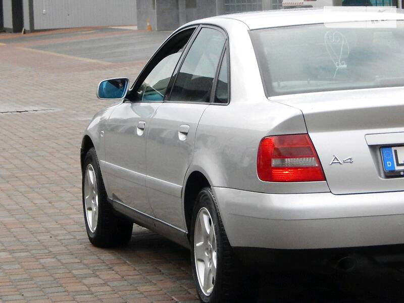 Седан Audi A4 2000 в Сарнах