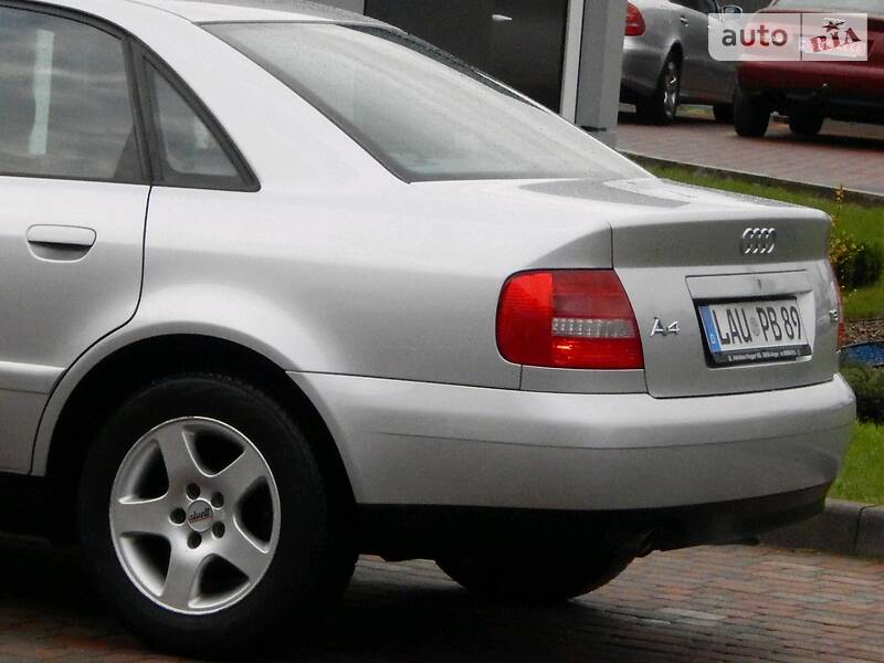 Седан Audi A4 2000 в Сарнах