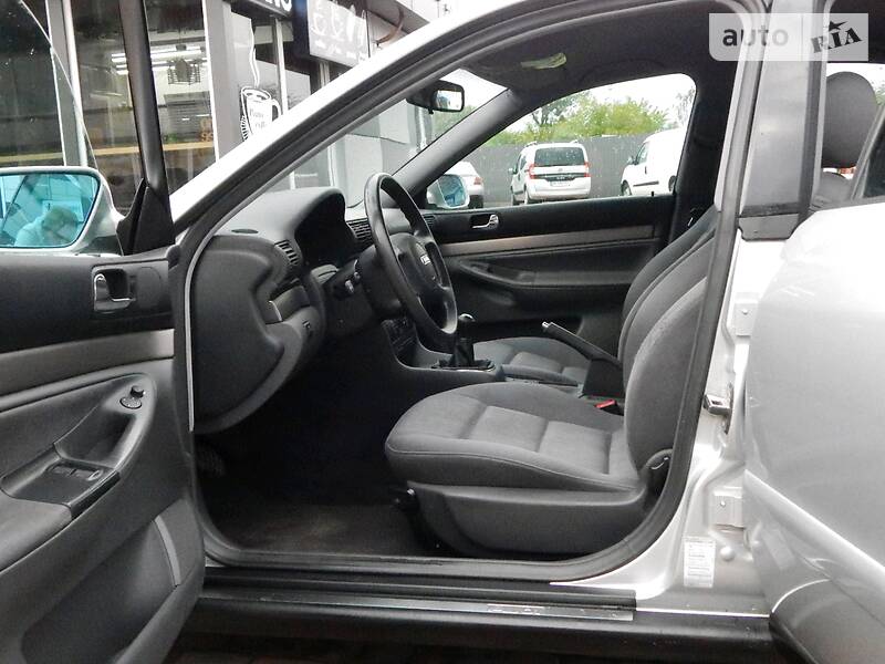 Седан Audi A4 2000 в Сарнах