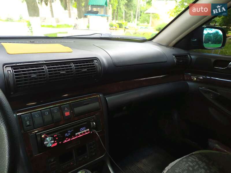 Седан Audi A4 1996 в Теплике