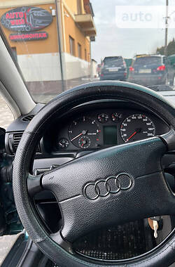 Седан Audi A4 1996 в Самборе