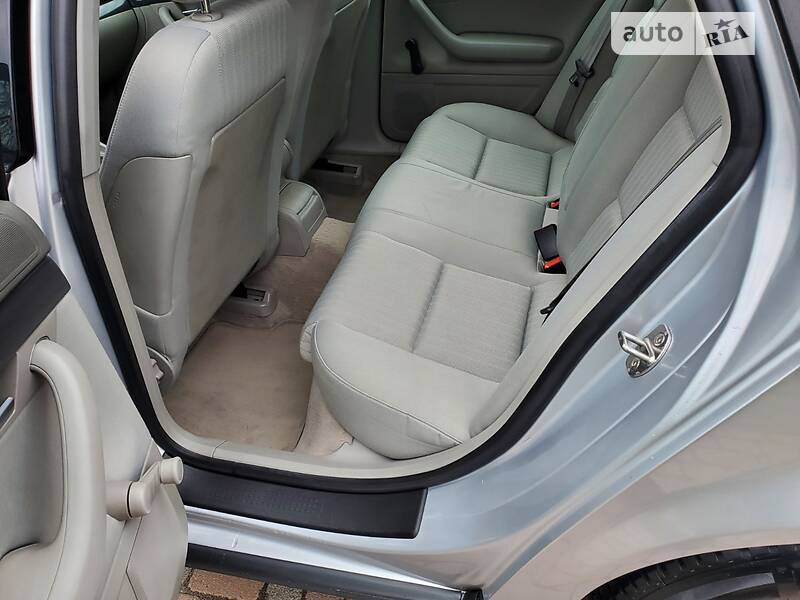Седан Audi A4 2003 в Сарнах