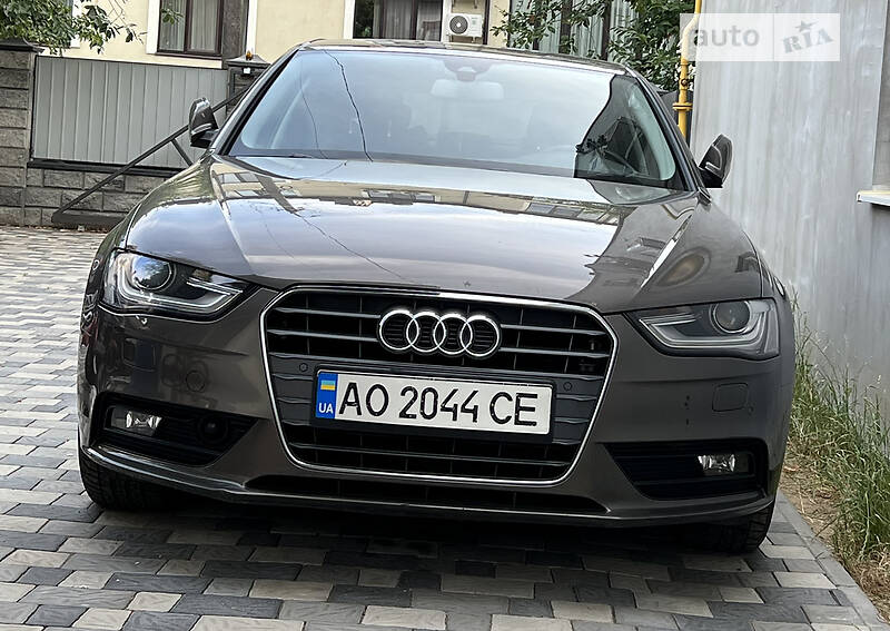 Седан Audi A4 2014 в Ужгороді