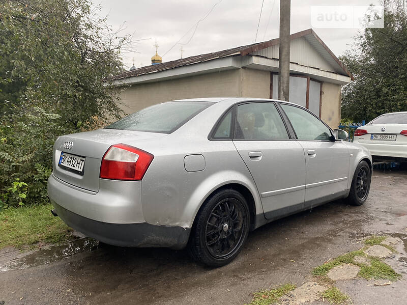 Седан Audi A4 2002 в Гощі