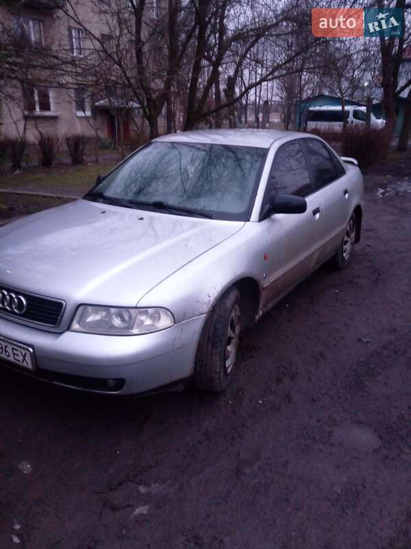 Седан Audi A4 1995 в Ужгороде