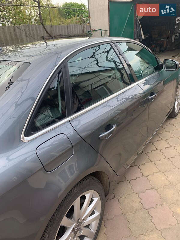 Седан Audi A4 2012 в Измаиле