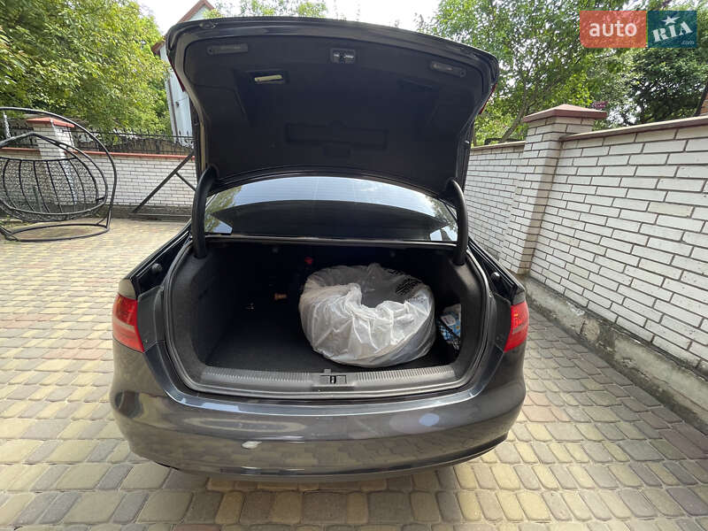 Седан Audi A4 2012 в Львове
