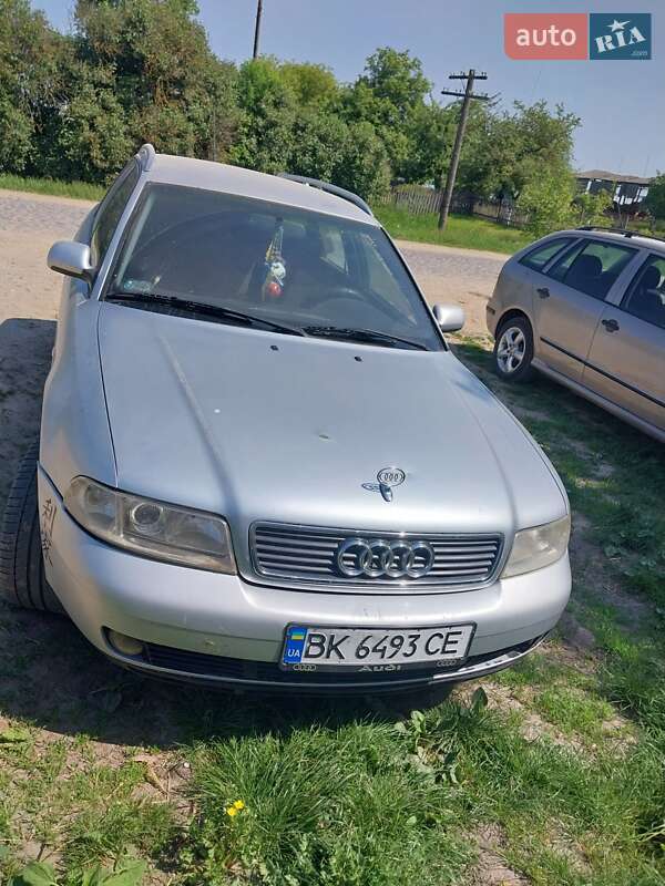 Універсал Audi A4 1996 в Млиніві