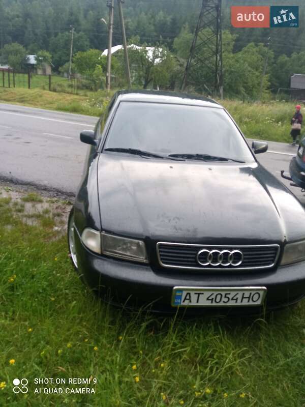 Седан Audi A4 1996 в Верховине