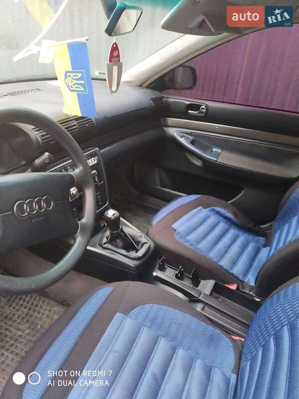 Седан Audi A4 1997 в Сваляве