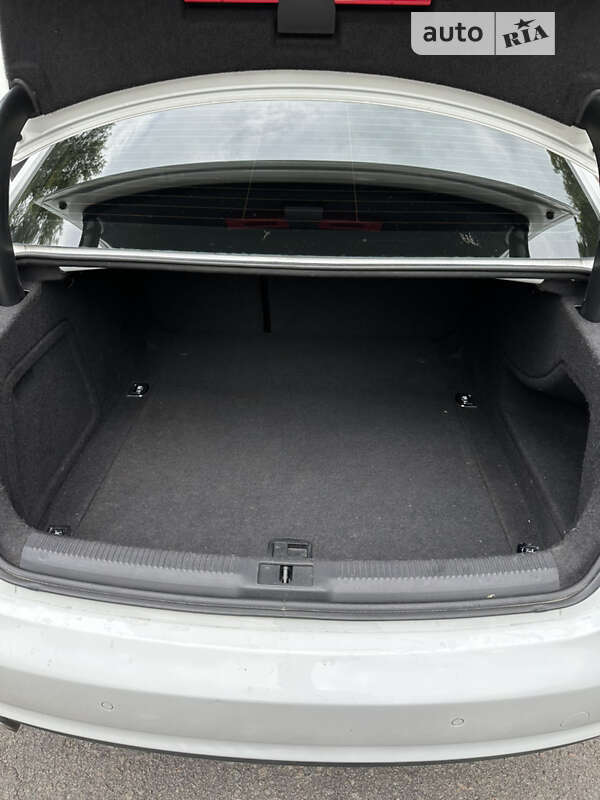 Седан Audi A4 2012 в Сумах