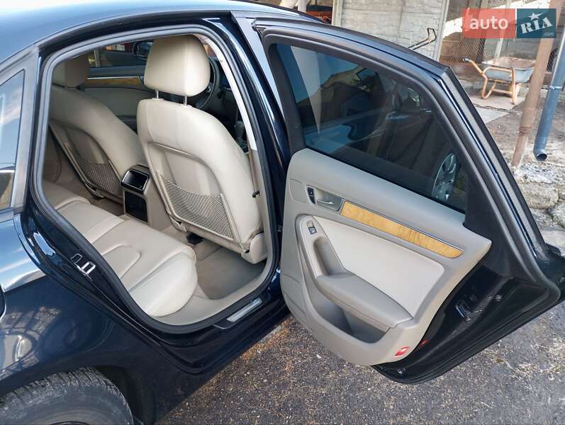 Седан Audi A4 2010 в Львове