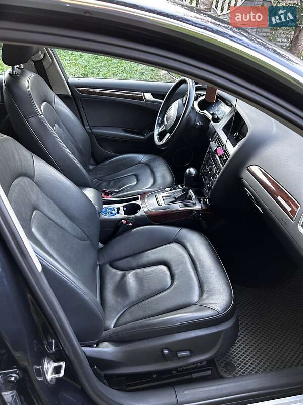 Седан Audi A4 2012 в Новгород-Северском
