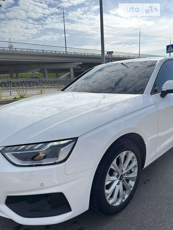 Седан Audi A4 2021 в Киеве