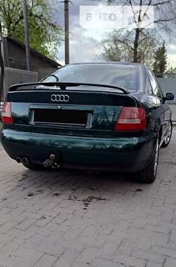 Седан Audi A4 1995 в Львові