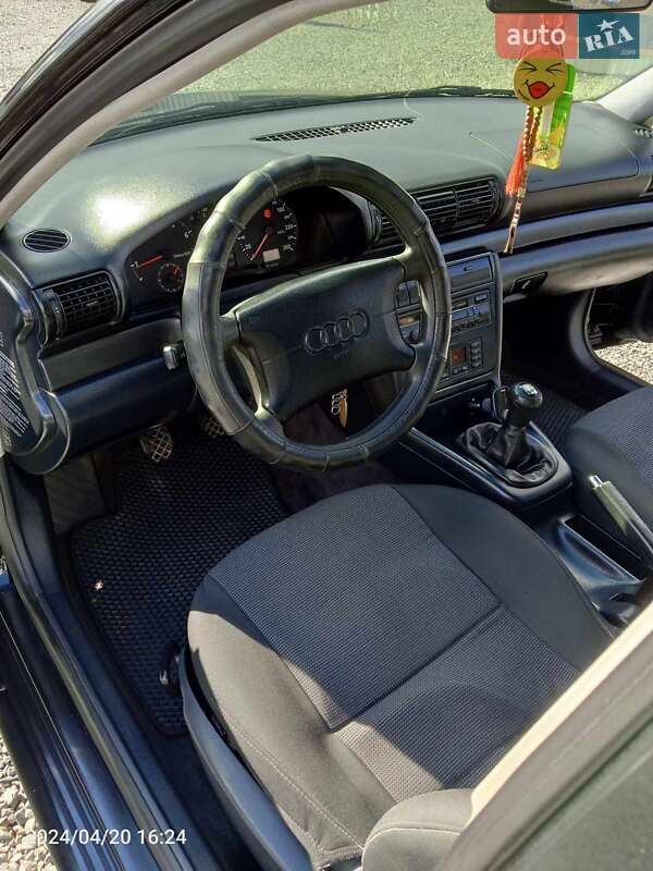 Седан Audi A4 1996 в Дрогобыче