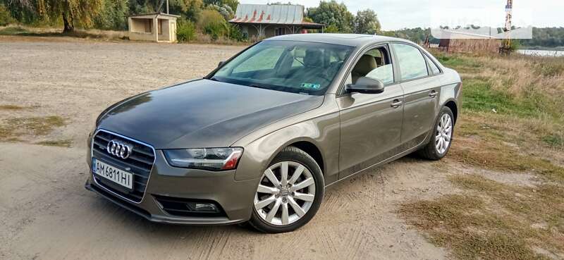 Седан Audi A4 2014 в Ямполе